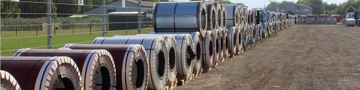 Lagerplatz mit vielen aufgereihten Metallcoils