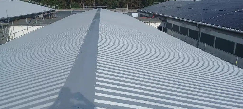 Trapezblechdach Erneuerung, RAL 9010