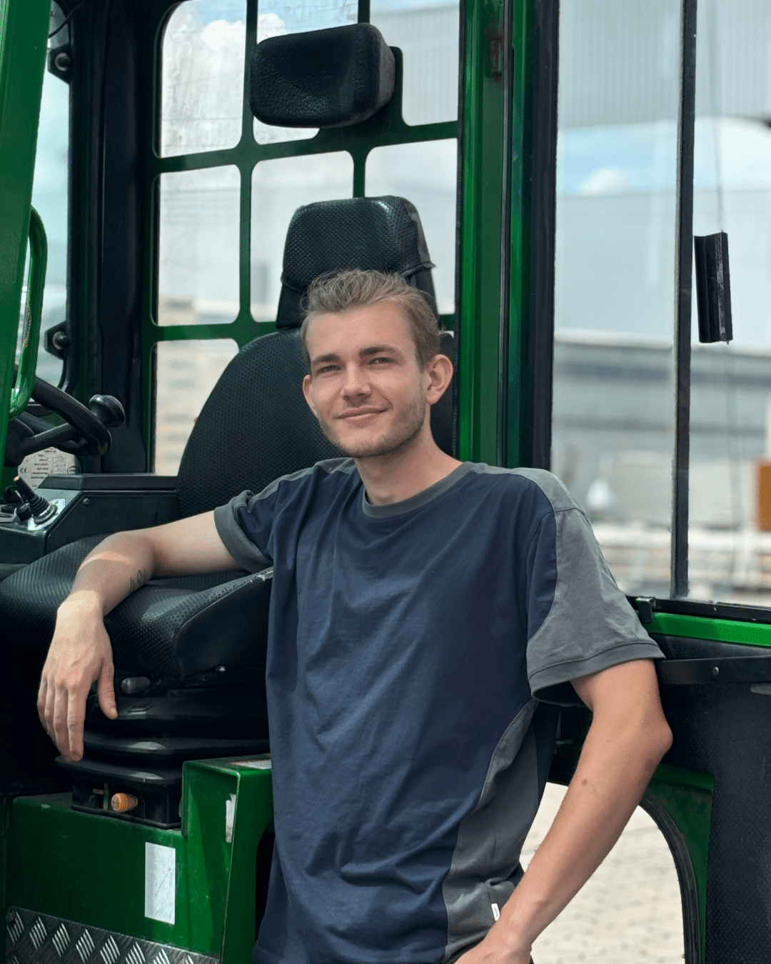 Elias Tanklage in der Nordbleche-Lagerlogistik