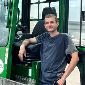 Elias Tanklage in der Nordbleche-Lagerlogistik